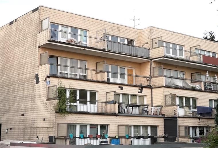 Das Wohnhaus in Mönchengladbach. Bei einem Sturz aus dem dritten Obergeschoss eines Mehrfamilienhauses im Mönchengladbacher Stadtteil Odenkirchen ist am Donnerstagabend ein Mann gestorben, drei weitere Menschen wurden schwerst verletzt. 