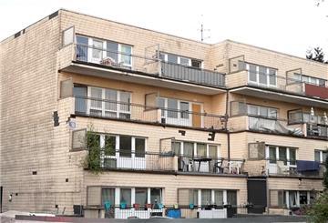 Das Wohnhaus in Mönchengladbach. Bei einem Sturz aus dem dritten Obergeschoss eines Mehrfamilienhauses im Mönchengladbacher Stadtteil Odenkirchen ist am Donnerstagabend ein Mann gestorben, drei weitere Menschen wurden schwerst verletzt. 