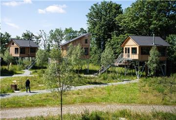 In diesen kleinen Häuschen vom Baumhaushotel Otterndorf am Elbdeich können Urlauber die Natur genießen.