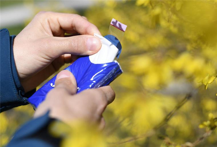 Ein Mensch, der Taschentücher in der Hand hält.