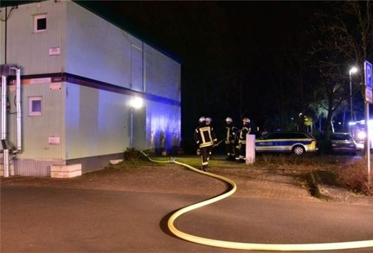 Buxtehude: Feuer in Asylbewerberunterkunft In dieser Asylbewerberunterkunft in Neukloster (Stadt Buxtehude) war am späten Dienstagabend ein Feuer ausgebrochen.