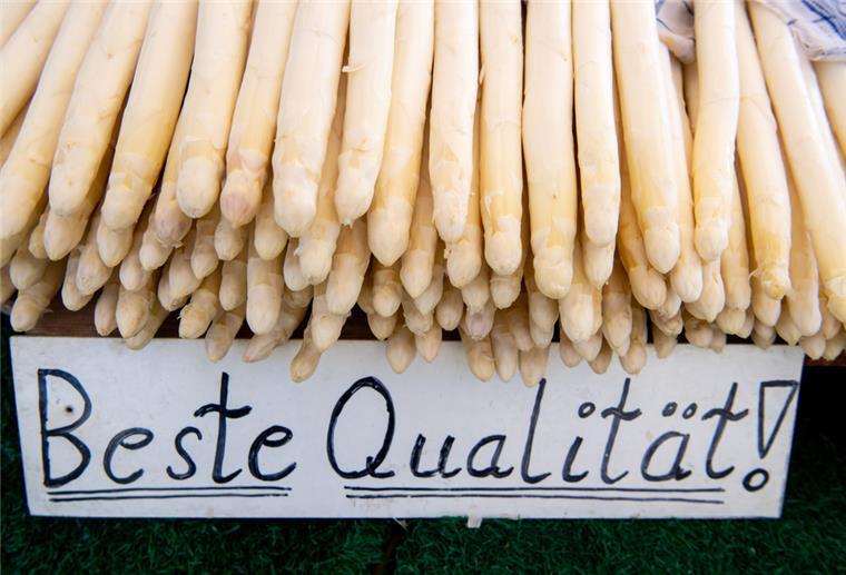 Spargel wird an einem Stand auf dem Viktualienmarkt angeboten.