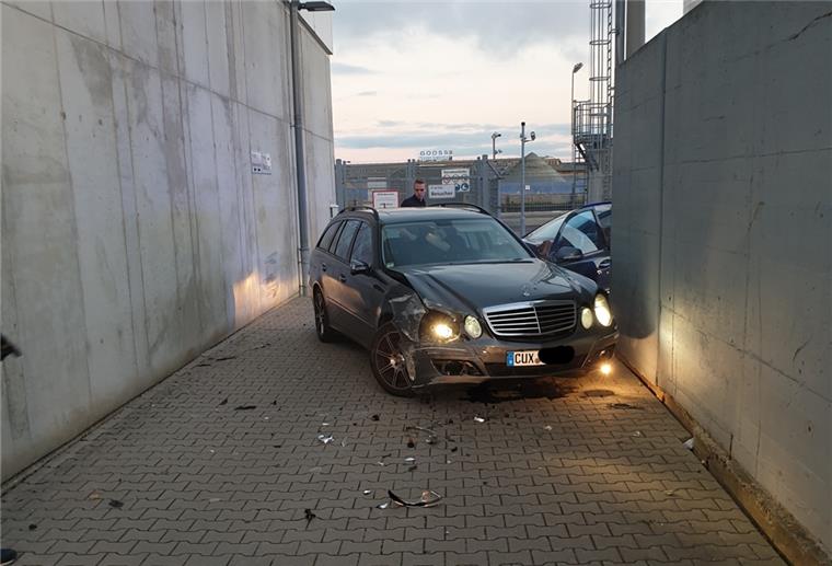 Cuxhavener liefert sich Verfolgungsjagd in gestohlenem Auto In dieser schmalen Straße auf einem Firmengelände endete die Verfolgungsjagd für den 29-jährigen Mann aus dem Landkreis Cuxhaven. Er wurde bei dem Unfall verletzt.