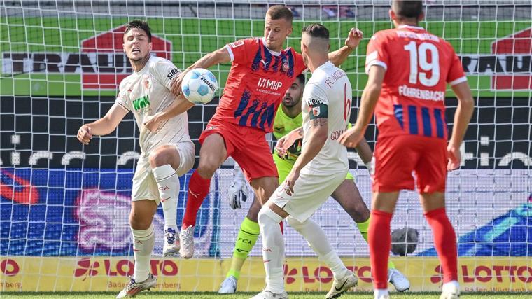 Heidenheim feiert - Augsburg hadert mit „Scheiß-Elfmeter“ In dieser Szene berührt Augsburgs Schlotterbeck den Ball mit dem linken Arm. Die Folge: Handelfmeter für Heidenheim.