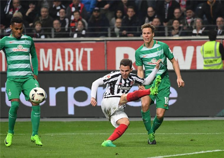 Werder muss mit einem 2:2 zufrieden sein In dieser Szene gab es Strafstoß gegen Werder. Niklas Moisander (rechts) brachte Branimir Hrgota zu Fall. Foto Hübner/imago