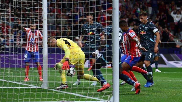RB-Serie in 90. Minute gerissen: Leipzig verliert in Madrid In dieser Szene hat Peter Gulasci noch Glück, dass der Ball nicht über die Linie springt.