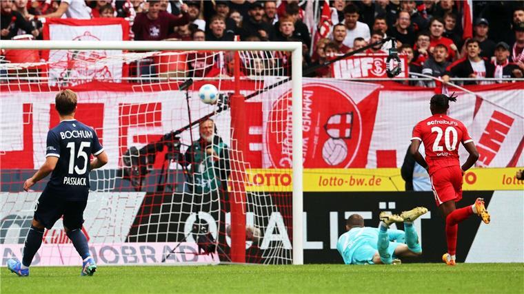 Doppelpacker Adamu führt Freiburg zum Sieg gegen Bochum In dieser Szene ist Drewes gegen Adamu machtlos.