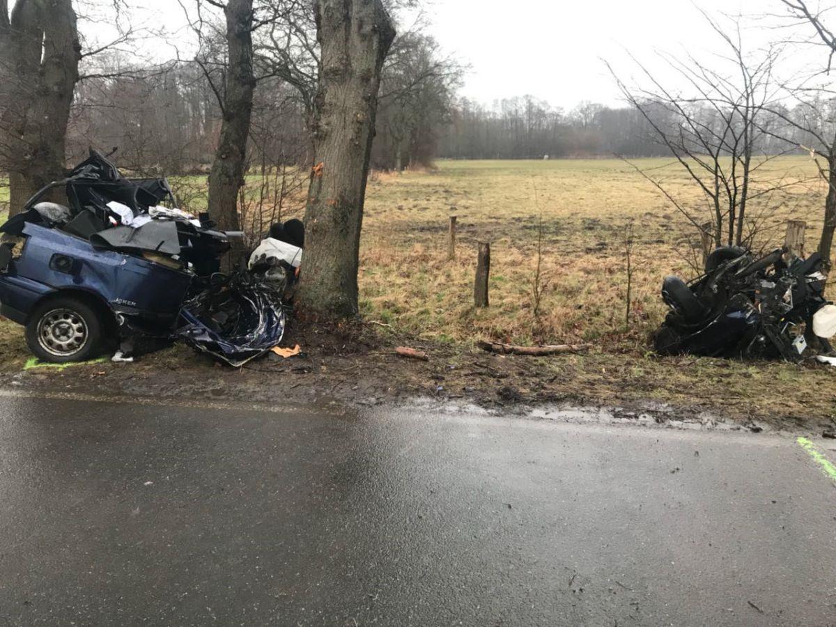Tödlicher Unfall im Kreis Verden: Drei Autoinsassen sterben In Dörverden im Kreis Verden sind drei Personen bei einem Verkehrsunfall ums Leben gekommen.