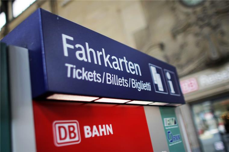 Kreis Stade: Unbekannte sprengen Ticketautomaten In Dollern (Kreis Stade) haben Unbekannte einen Fahrkartenautomaten gesprengt.