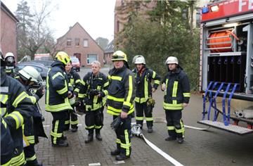 In Dorum mussten die Einsatzkräfte der Feuerwehr eine Rollstuhlfahrerin aus einem verqualmten Zimmer in Sicherheit bringen.