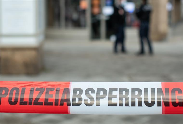 Großrazzia gegen Geldwäsche - auch in Bremen und Niedersachsen Begriff Polizeiabsperrung auf Flatterband