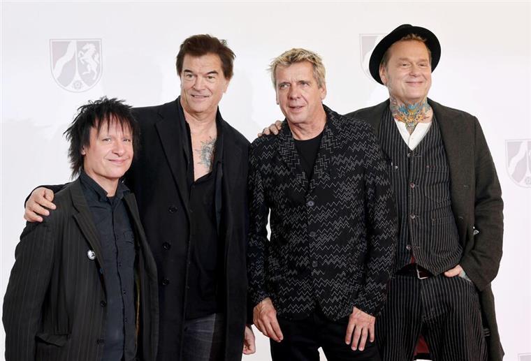 Die Toten Hosen mit NRW-Staatspreis geehrt In Düsseldorf sind die Toten Hosen mit dem Staatspreis des Landes Nordrhein-Westfalen geehrt worden.