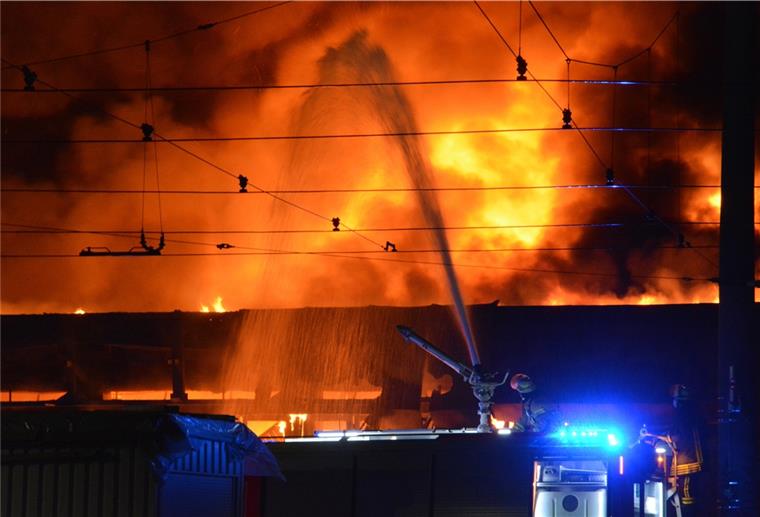 40 Linienbusse durch Feuer zerstört In Düsseldorf wurden 40 Busse das Opfer von Flammen.