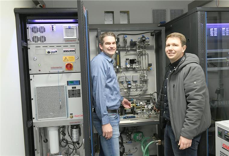 In einem 20 Fuß-Container wird seit Freitag grüner Strom in Wasserstoff umgewandelt und gespeichert. Im Bild Prof. Dr. Uwe Werner (links) und der wisenschaftliche Mitarbeiter David Stephan.