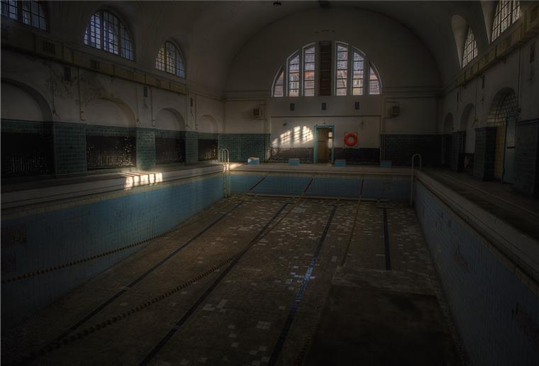 in einem alten Schwimmbad lässt es sich ordentlich gruseln.