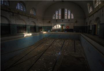 in einem alten Schwimmbad lässt es sich ordentlich gruseln.