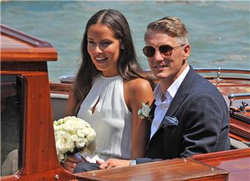 In einem Boot fuhren Bastian Schweinsteiger und Ana Ivanovic zum Standesamt. 
