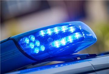  Ein Blaulicht ist auf dem Dach eines Polizeifahrzeugs zu sehen.