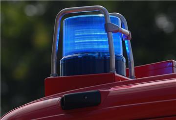 Ein Blaulicht leuchtet auf dem Dach eines Einsatzfahrzeugs der Feuerwehr.