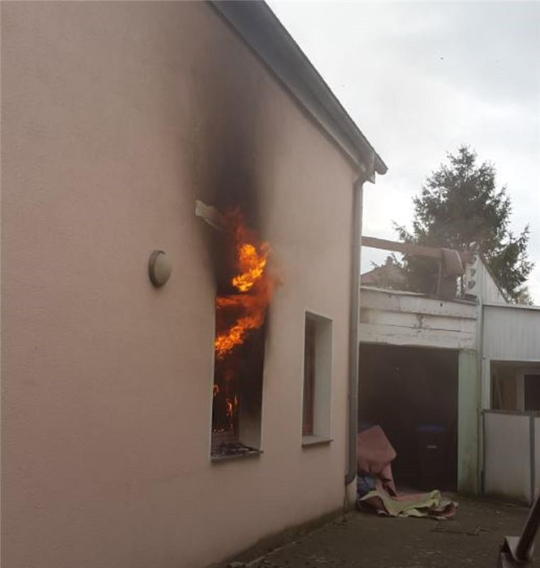In einem hinteren Schlafzimmer des Wohnhauses brach das Feuer aus. 