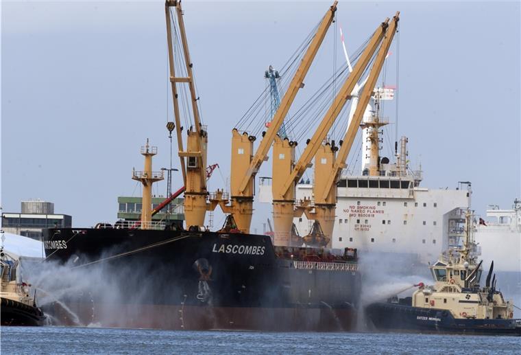 Wieder Rauch über Frachter „Lascombes“ in Bremerhaven In einem Laderaum des Frachters „Lascombes“ hat sich erneut Rauch entwickelt. Das Schiff wird von innen und außen mit Wasser bearbeitet.