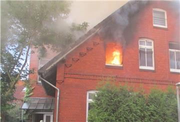 In einem Mehrfamilienhaus in Stade ist Montagfrüh ein Feuer ausgebrochen. Verletzt wurde niemand, die Ursache ist noch unklar.