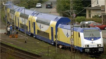 In einem Metronom auf der Strecke Bremen-Hamburg ist ein 22-Jähriger mit einem Messer auf Fahrgäste losgegangen. Verletzt wurde niemand. 
