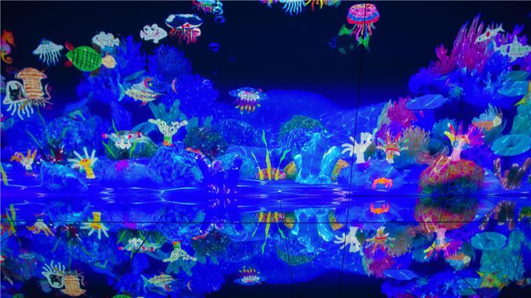Ist das die Zukunft der Kunst auch in Hamburg? - Digital Art Museum in Tokio: In einem Raum des teamLab-Museums können Kinder etwa Quallen und Schildkröten zeichnen, die als digitale Kopien über die ozeanisch schimmernden Wände gleiten.
