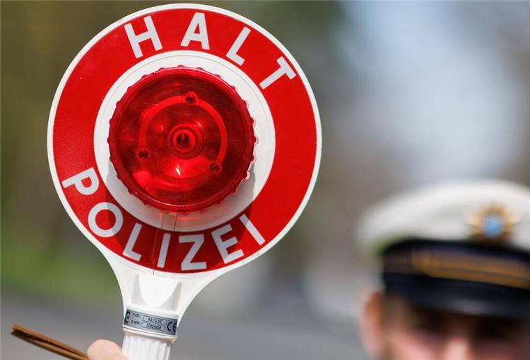 Bundespolizei stoppt mögliche Entführung von drei Bremer Kindern In einem Reisebus wurde die Bundespolizei fündig: Ein Vater wollte seine drei Kinder gegen den Willen der Mutter nach Tschetschenien bringen. (Symbolbild)