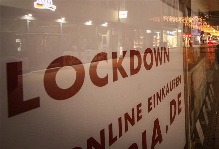 Mit Ausgangssperren: Deutschland droht noch härterer Lockdown In einem Schaufenster steht „Lockdown“ geschrieben.