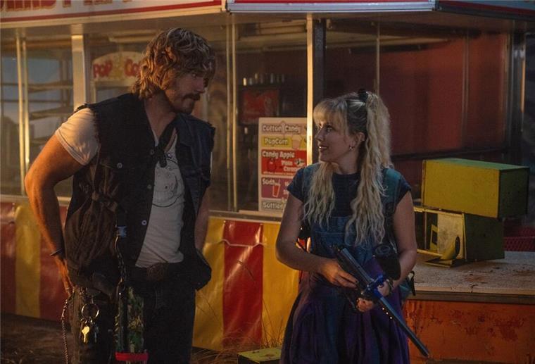 In einem verlassenen Einkaufszentrum finden Keats (Chris Pratt) und Michelle (Millie Bobby Brown) Zuflucht bei skurrilen, aber freundlichen Robotern.