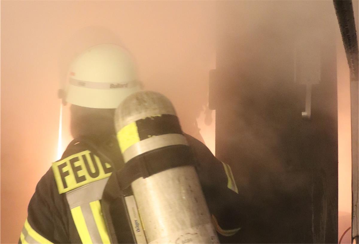 Löschtraining unter realen Bedingungen In einem verqualmten Raum mit echten Flammen wurde ein Brand simuliert.
