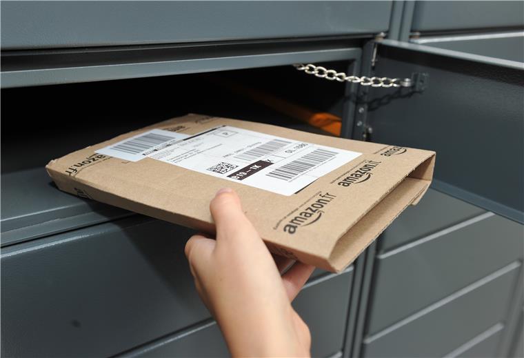 Amazon verspricht, dass Gewerbesteuer fließen wird In einem Verteilzentrum werden Pakete aus den Logistikzentren für die Auslieferung an den Kunden, bevor sie durch lokale Partner ausgeliefert werden.