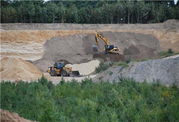 In einer alten Sandkuhle am Weißenberg, nicht weit von der A 27 entfernt, möchte der Tiefbau- und Abbruchunternehmer Jörg Freimuth eine Deponie für seinen Bauschutt einrichten. Foto Archiv
