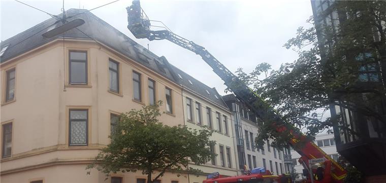 Dachgeschoss-Wohnung in der Uhlandstraße brennt aus In einer Dachgeschoss-Wohnung in der Uhlandstraße hat es gebrannt. Zum Glück befanden sich keine Menschen mehr in dem Gebäude.