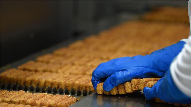 Fischkonsum nimmt ab, Preise stabilisieren sich In einer Fabrik werden Fischstäbchen verpackt. (Archivbild)