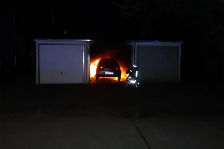In einer Garage in Wulsdorf hat am Wochenende ein Auto gebrannt.