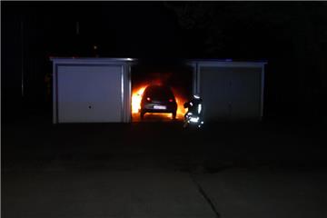 In einer Garage in Wulsdorf hat am Wochenende ein Auto gebrannt.
