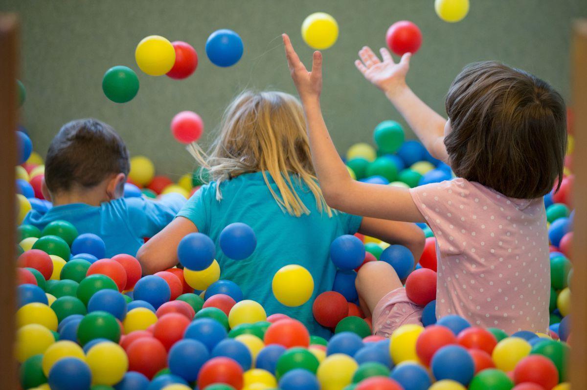Kleingruppenförderung: Wertvolle Hilfe für wilde und schüchterne Kinder In einer Kleingruppe in einer Kita lernen entwicklungsverzögerte Kinder, sich sozial zu integrieren, Grenzen zu erkennen und Selbstbewusstsein aufzubauen. Die Gestaltung der wöchentlichen Förderstunde richtet sich ganz nach den Bedürfnissen des Kindes und erfolgt in der Regel in gelenkten Spielsituationen.