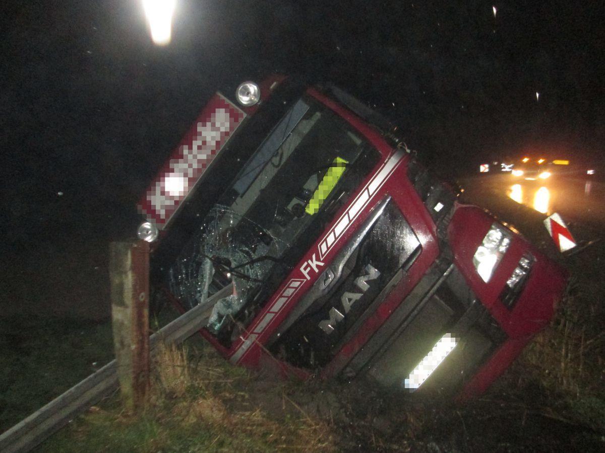 Betrunkener Fahrer landet in Butjadingen mit Lastwagen im Straßengraben In einer Kurve ist in Butjadingen dieser Lastwagen von der Straße abgekommen. Der Fahrer war laut Polizei betrunken.