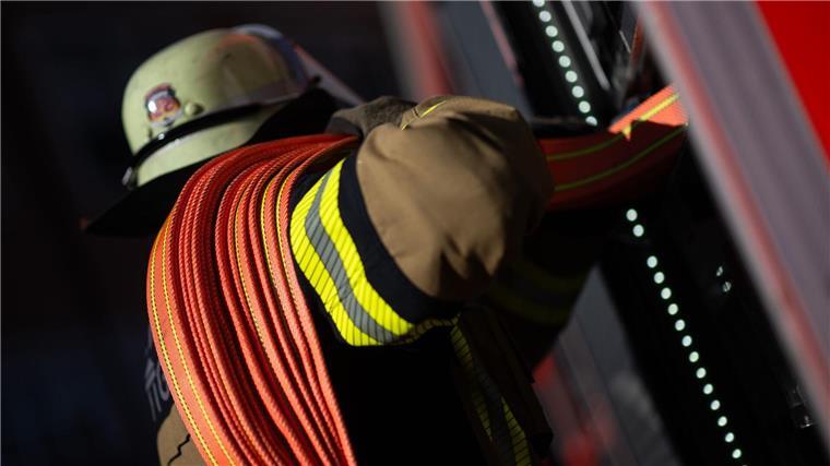 Flammen im Fundus – Brand trifft Ulmer Theaterlager In einer Lagerhalle in Ulm ist in der Nacht ein Brand ausgebrochen. (Symbolbild)