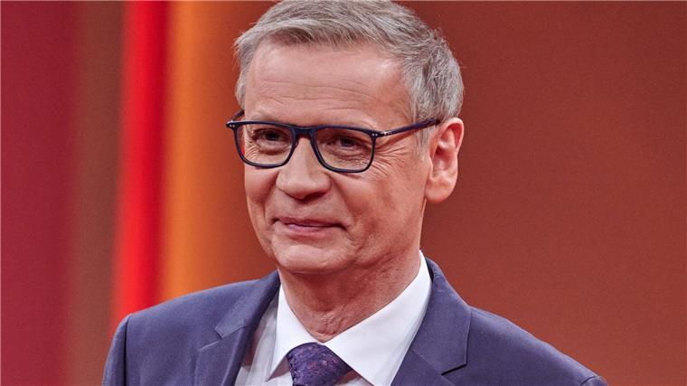 In einer neuen Folge von „Wer wird Millionär?“ ist Moderator Günther Jauch mit Gehhilfen zu sehen. (Archivbild)