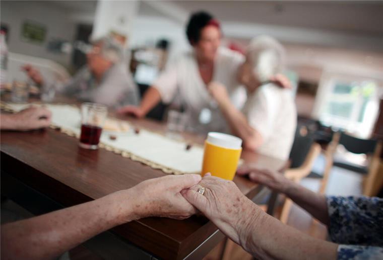 In einer Pflege-WG geht es oft familiärer zu als im Pflegeheim.