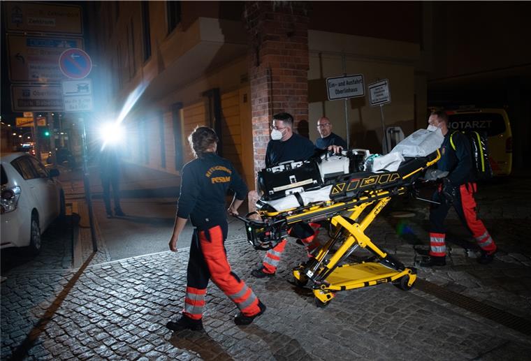 Vier Tote in Potsdamer Krankenhaus gefunden Sanitäter verlassen das Gelände der Oberlinklinik. In einer Potsdamer Klinik sind vier Leichen gefunden worden. Eine 51 Jahre alte Frau sei unter dringendem Tatverdacht festgenommen.