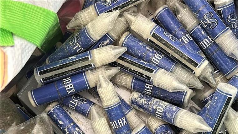 Zoll zerschlägt mutmaßliche Schmugglerbande von Legal Highs In einer Privatwohnung in Nordrhein-Westfalen fanden die Ermittler unter anderem 110 Ampullen mit einer pulverförmigen Substanz.