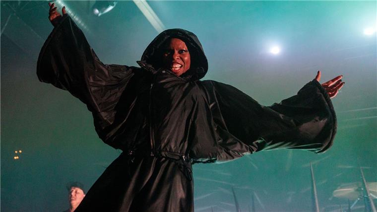 Kraftvoller Cross-over-Rock: Skunk Anansie mit Statement In einer übergroßen Mönchskutte tritt die Sängerin von Skunk Anansie in der Berliner Columbiahalle auf. (Archivbild)