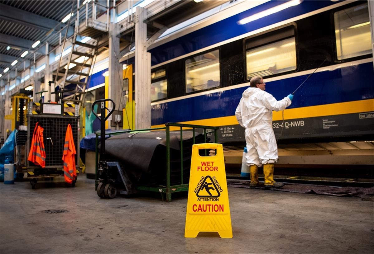 In einer Werkstatt der Nordwestbahn wird daran gearbeitet Graffiti von den Waggons zu entfernen.