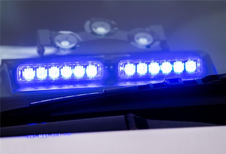 Bremen: Verhaltensauffälliger 31-Jähriger ersticht zwei Männer Blaulicht am Polizeifahrzeug
