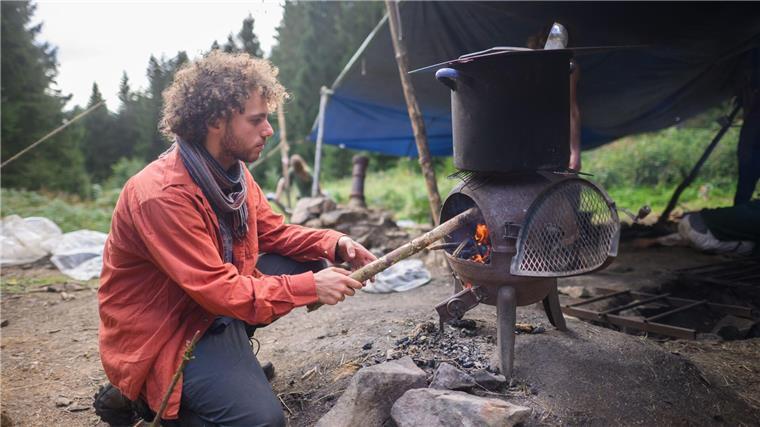 Camper aus aller Welt im Harz - „Frieden ist das Ziel“ In einer zentralen Küche wird für alle Teilnehmer gekocht.