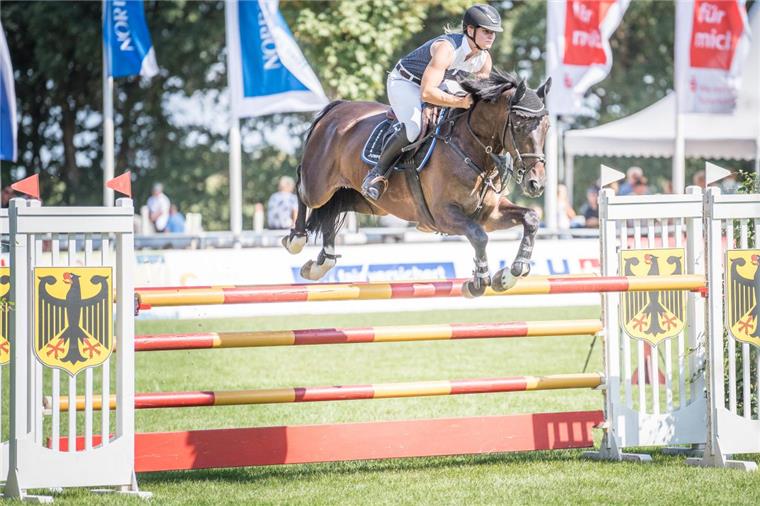 In Elmlohe gibt es auch am Freitag guten Sport zu sehen. Unser Foto zeigt Springreiterin Anja-Sabrina Heinsohn auf Voodoo Fire.